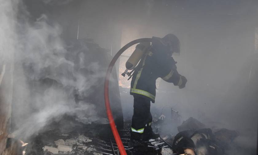 Πυρκαγιά σε αναψυκτήριο στον Πειραιά, κατασβέστηκε πλήρως