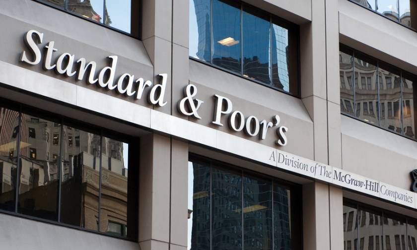 H Standard & Poor's αναβάθμισε την Ελλάδα κατά δύο βαθμίδες