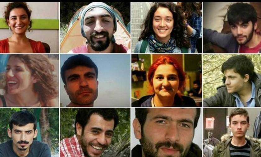 Τουρκία: Σε κλίμα συντριβής οι πρώτες κηδείες του μακελειού στη Σουρούτς (video & pics)