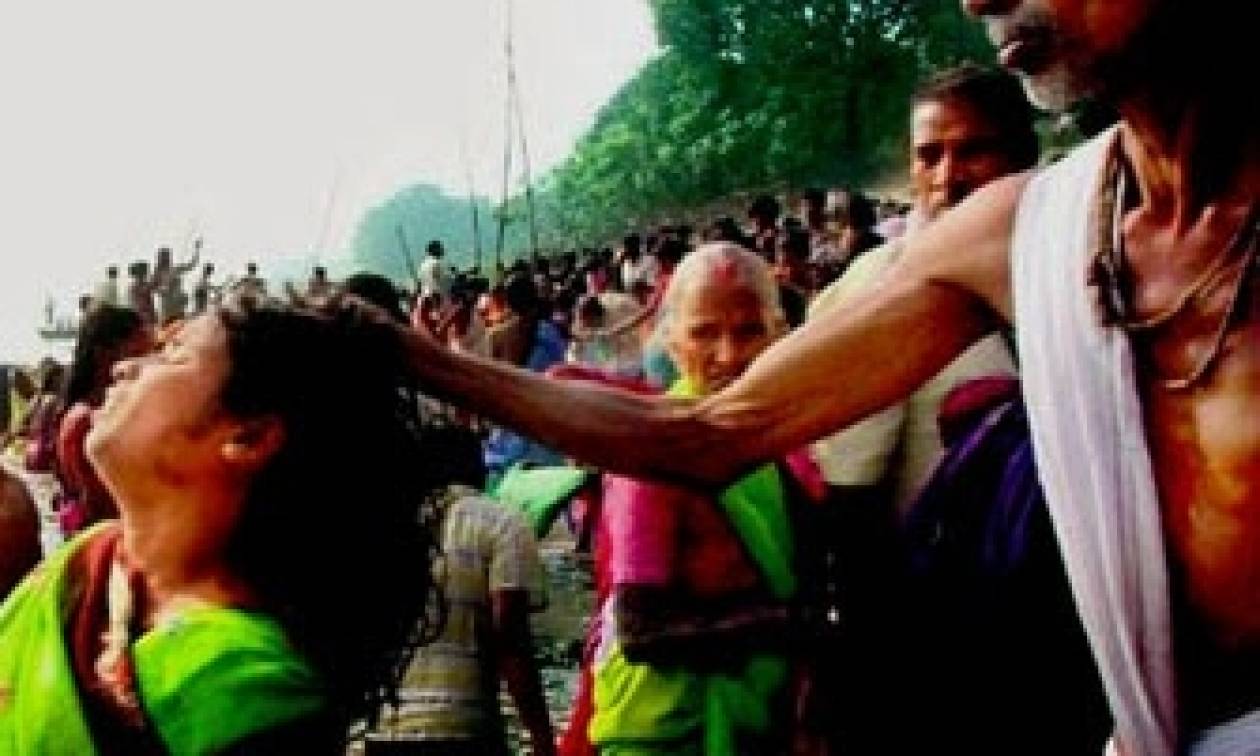 Ινδία: «Θεά» παρακίνησε συγχωριανούς της να  διαμελίσουν μια… μάγισσα!