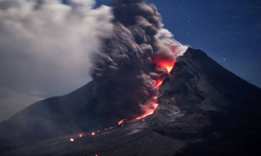 Νέα έκρηξη ηφαιστείου στην Ινδονησία - Κλειστό και πάλι το αεροδρόμιο του Μπαλί
