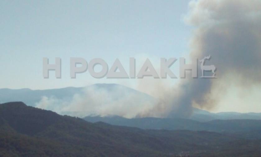Ανεξέλεγκτη μαίνεται η πυρκαγιά στη Ρόδο (photos)