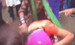 Ινδία: Άγριος ξυλοδαρμός γυναίκας που θεωρείται ύποπτη για τη δολοφονία του συζύγου της (video)