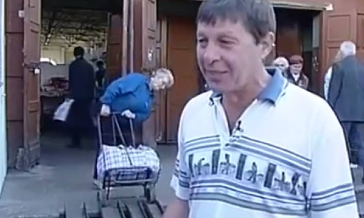Την ώρα του ρεπορτάζ ηλικιωμένη... παλεύει με τα ψώνια της και γίνεται viral (video)