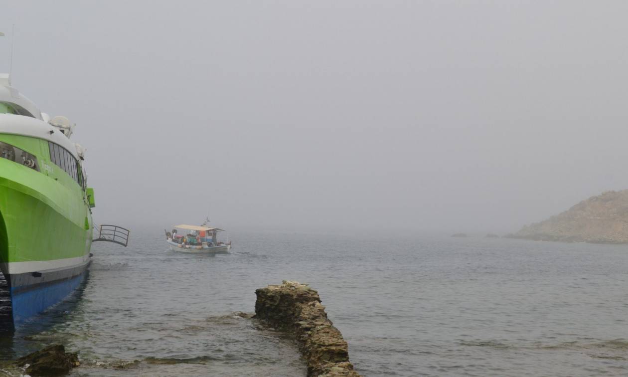 Τήνος: Αποβιβάστηκαν στο λιμάνι οι επιβάτες του Flying Cat 4 που προσάραξε λόγω ομίχλης (pics)
