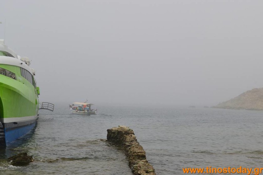 Τήνος: Αποβιβάστηκαν στο λιμάνι της Τήνου οι επιβάτες του Flying Cat 4 που προσάραξε λόγω ομίχλης