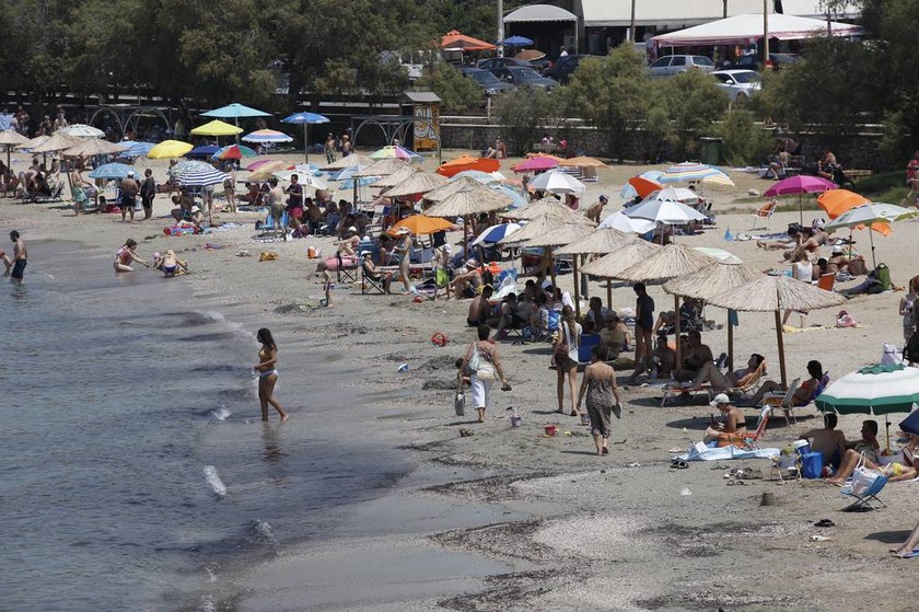 Καιρός: Στα ύψη ο υδράργυρος – «Βούλιαξαν» οι παραλίες σε όλη τη χώρα (photos)