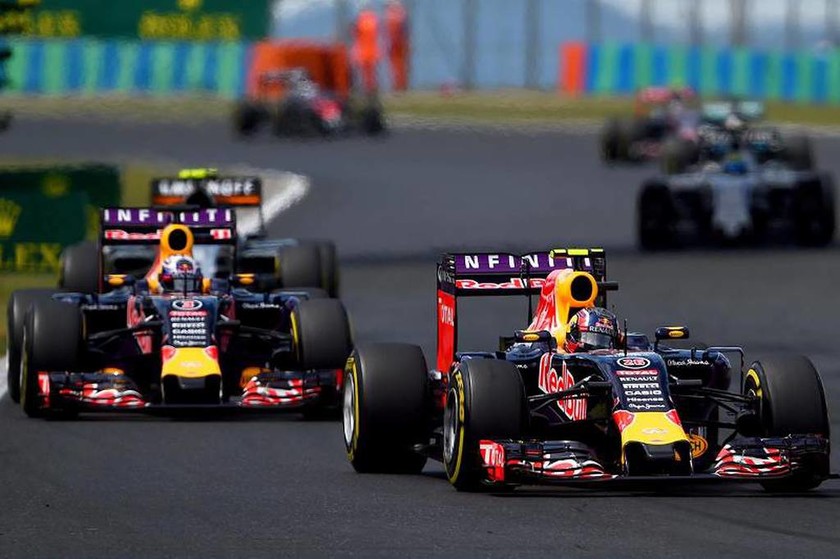 Η Red Bull Renault συμπλήρωσε το podium με τους D. Kvyat (δεύτερος) και D. Ricciardo (τρίτος)