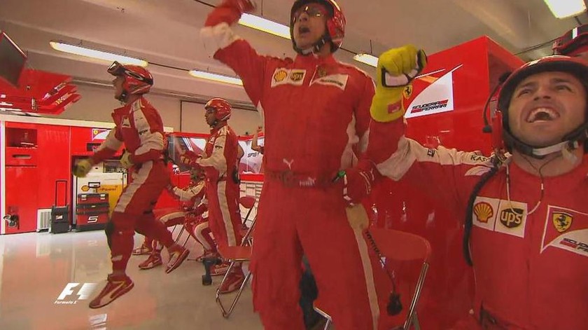 Οι μηχανικοί της Ferrari πανηγυρίζουν βλέποντας την εκκίνηση 