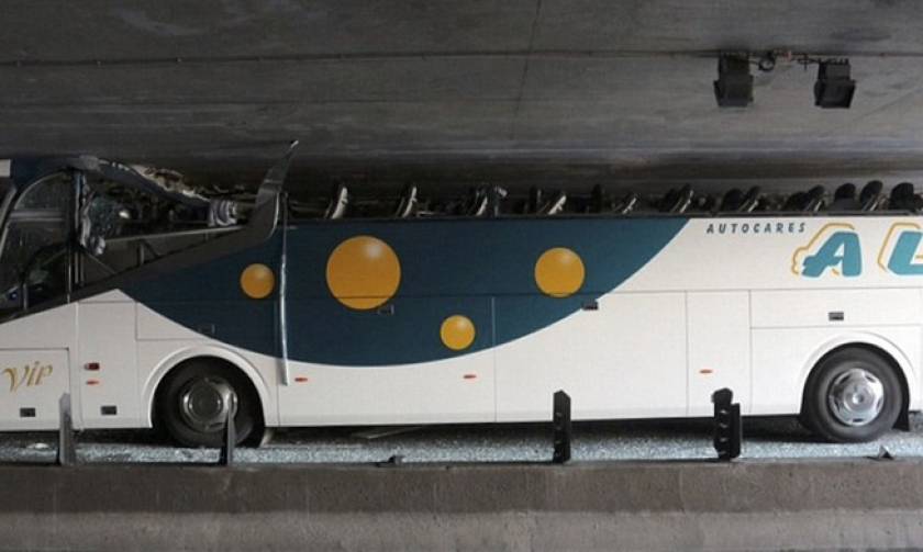 Λεωφορείο γεμάτο μαθητές προσέκρουσε σε τούνελ-Πάνω από 30 τραυματίες (photos)