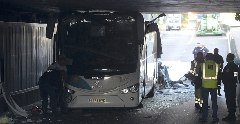 Λεωφορείο γεμάτο μαθητές προσέκρουσε σε τούνελ-Πάνω από 30 τραυματίες (photos)