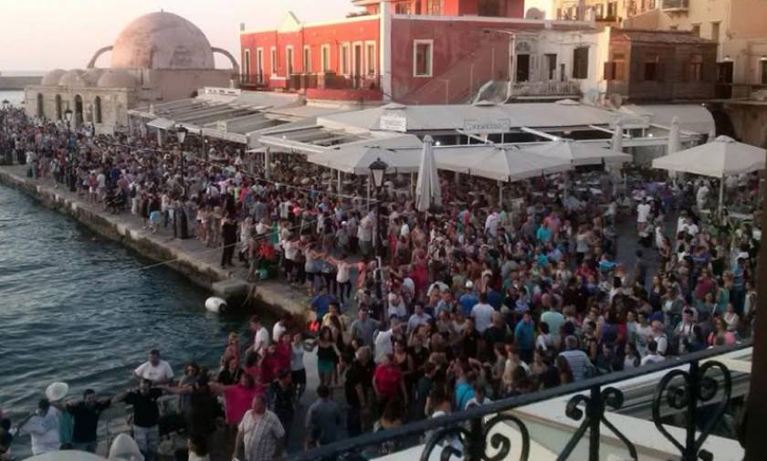 Χανιά: Στους ρυθμούς του Ζορμπά «χόρεψε» απόψε το παλιό λιμάνι (photos+video)