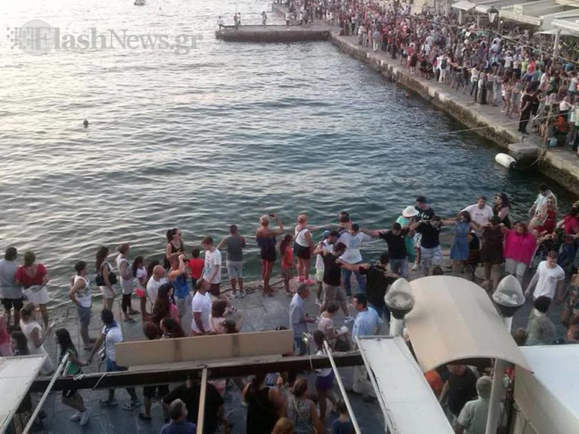 Χανιά: Στους ρυθμούς του Ζορμπά «χόρεψε» απόψε το παλιό λιμάνι (photos+video)