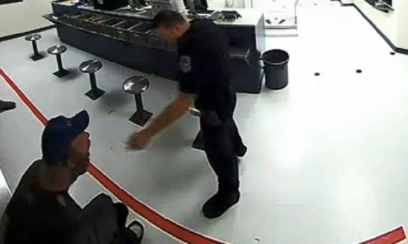 Εικόνες ντροπής: Αστυνομικός εξευτελίζει άστεγο ταϊζοντάς τον σαν ζώο (video)