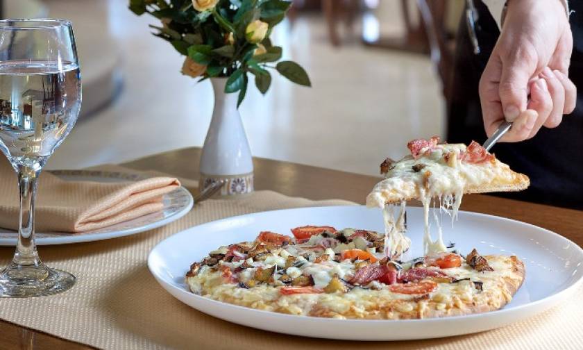Η Αθήνα απέκτησε την δική της pizza στην La Brasserie του Ξενοδοχείου ΤΙΤΑΝΙΑ