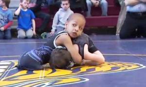 Συγκλονιστικό: Η ιστορία του 7χρονου παλαιστή χωρίς πόδια! (video)