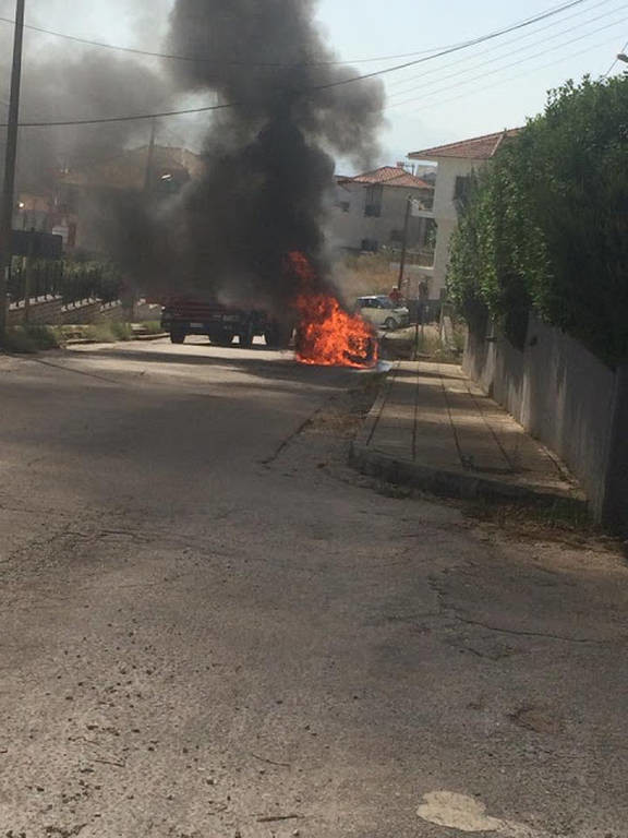 Ιωάννινα: Αυτοκίνητο τυλίχθηκε ξαφνικά στις φλόγες (photos) 