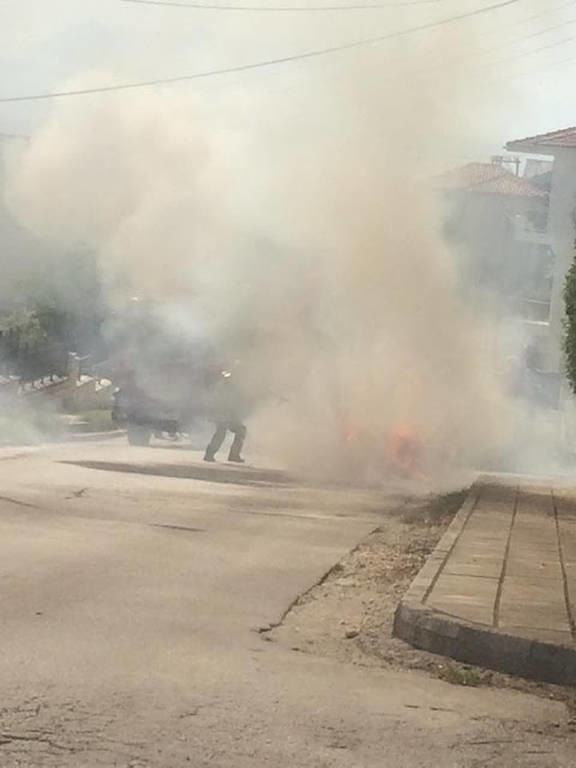 Ιωάννινα: Αυτοκίνητο τυλίχθηκε ξαφνικά στις φλόγες (photos) 
