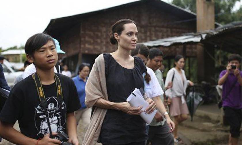 Η Αντζελίνα Τζολί στη Μιανμάρ με εργάτριες στα εργοστάσια υφαντουργίας