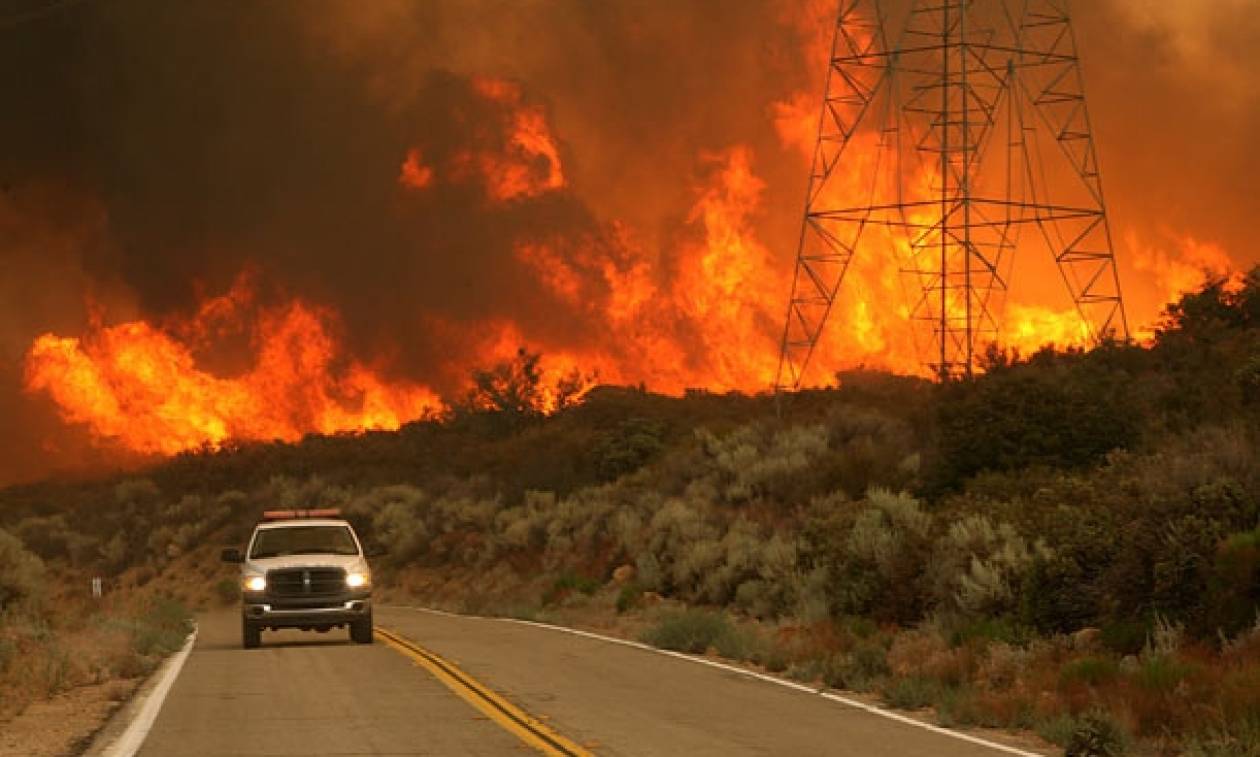 Καλιφόρνια: Πύρινο μέτωπο, ένας πυροσβέστης νεκρός (video)