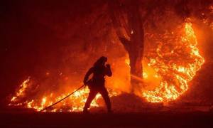 Πύρινος εφιάλτης στην Καλιφόρνια: Συνεχή μάχη με τις φλόγες δίνουν 10.000 πυροσβέστες (video)