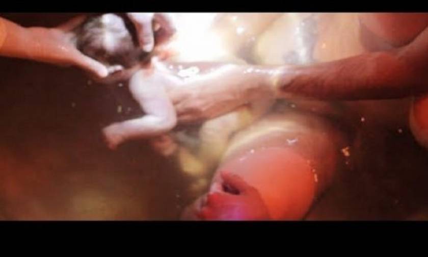 Μοναδικό: Γυναίκα γεννάει στο σπίτι μέσα στο νερό με τη βοήθεια μαίας (βίντεο)