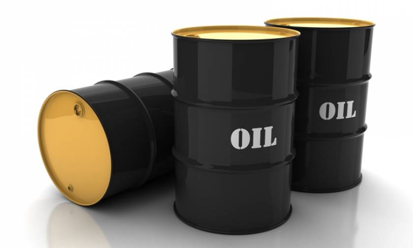 Σε ελεύθερη πτώση το πετρέλαιο: Σε χαμηλό 4 μηνών