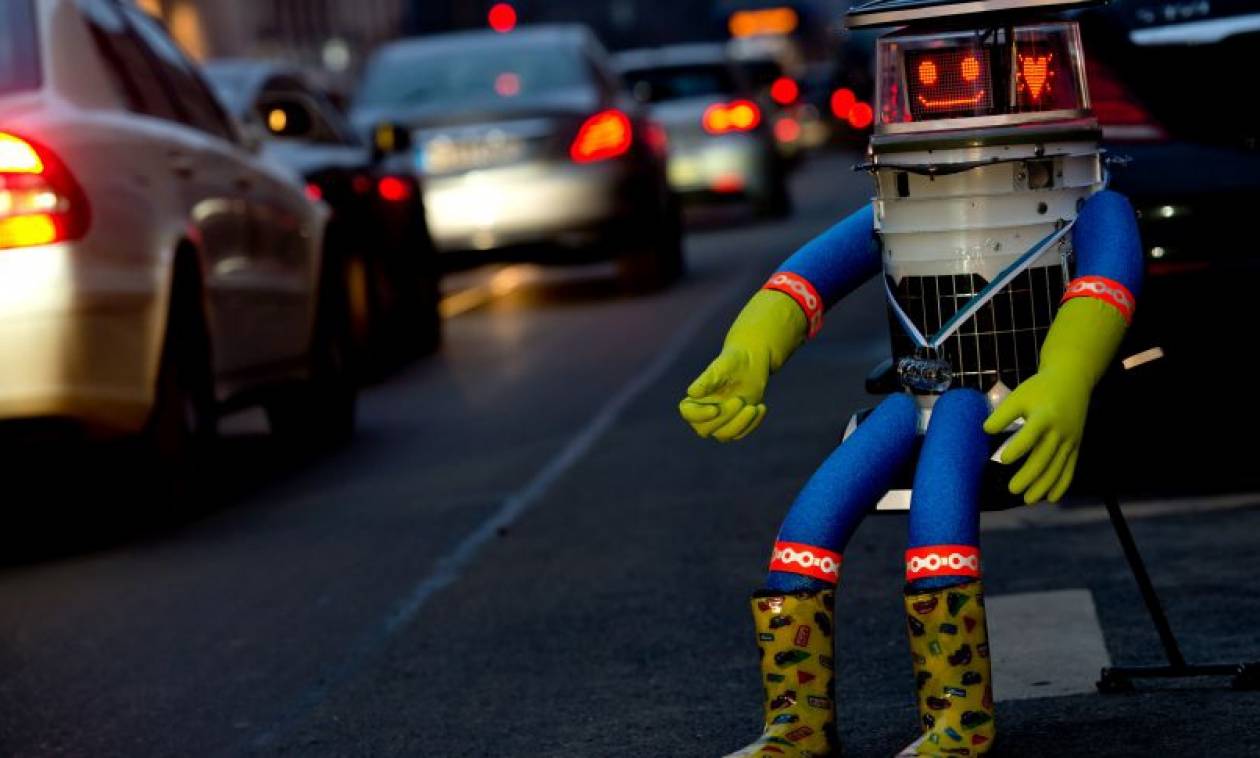 Η… συγκινητική ιστορία ενός ευγενικού ρομπότ: Ταξίδεψε για να ανακαλύψει τους ανθρώπους (video)