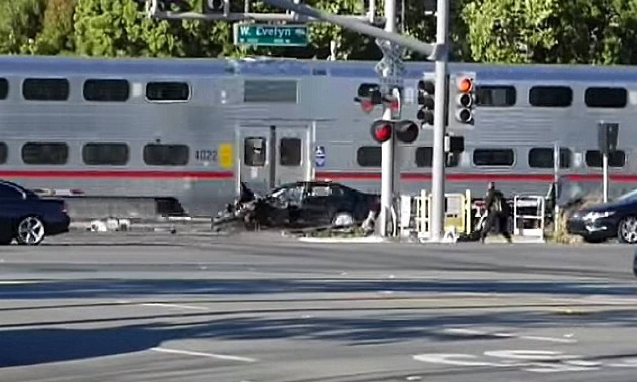 Αστυνομικός – ήρωας σώζει άνδρα από τις ράγες λίγες στιγμές πριν περάσει το τρένο (video)