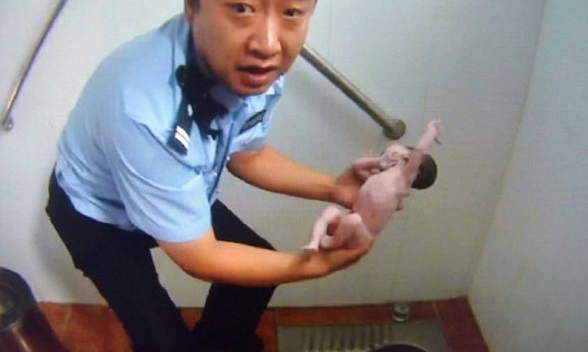 Σοκ: Βρήκε μωρό σφηνωμένο σε αποχέτευση τουαλέτας – Άφαντη η μητέρα του (video)