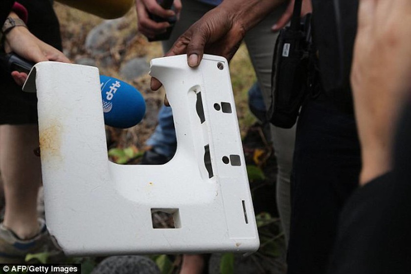 Ρεϊνιόν: Νέο εύρημα σε ακτή του νησιού που ίσως συνδέεται με τη χαμένη πτήση MH370 (photos)