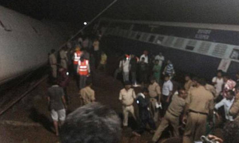 Τραγωδία στην Ινδία: Δύο τρένα έπεσαν από γέφυρα - 24 νεκροί