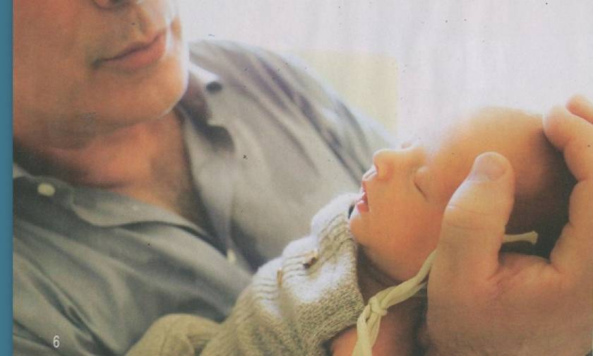 Φωτογραφίζεται για πρώτη φορά με το νεογέννητο γιο του