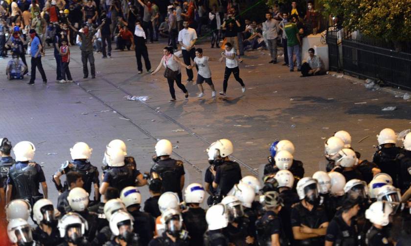Τουρκία: Τρεις νεκροί και δεκάδες τραυματίες σε συγκρούσεις μεταξύ αστυνομικών και Κούρδων