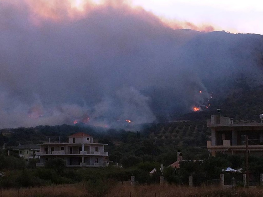 Αιτωλοακαρνανία: Σε εξέλιξη πυρκαγιά στο Πάλαιρο (photos)