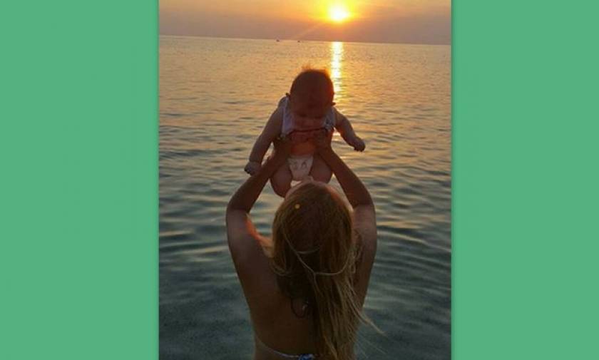 Οι πρώτες διακοπές με το μωρό της! Ποια Ελληνίδα παρουσιάστρια έγινε μαμά;