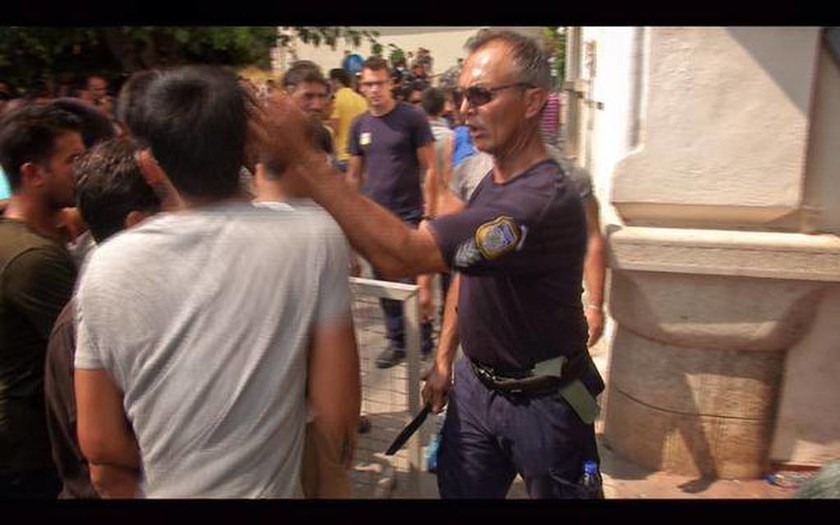 Κως: Αστυνομικός χαστούκισε μετανάστη (pics)