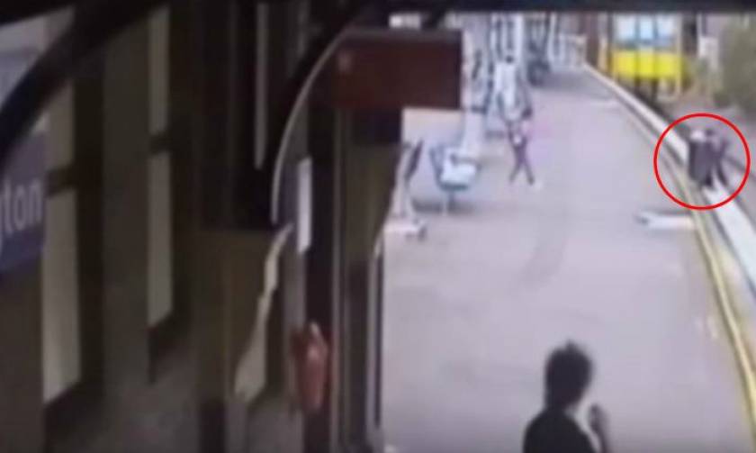 Σώθηκε κλάσματα δευτερολέπτου πριν περάσει το τρένο (video)