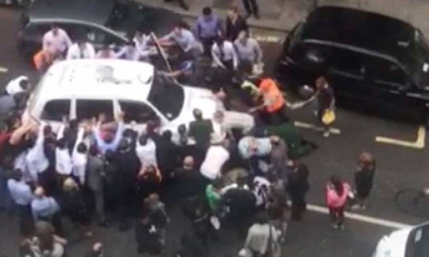 Σηκώνουν ταξί για να απελευθερώσουν γυναίκα από τις ρόδες του (video)