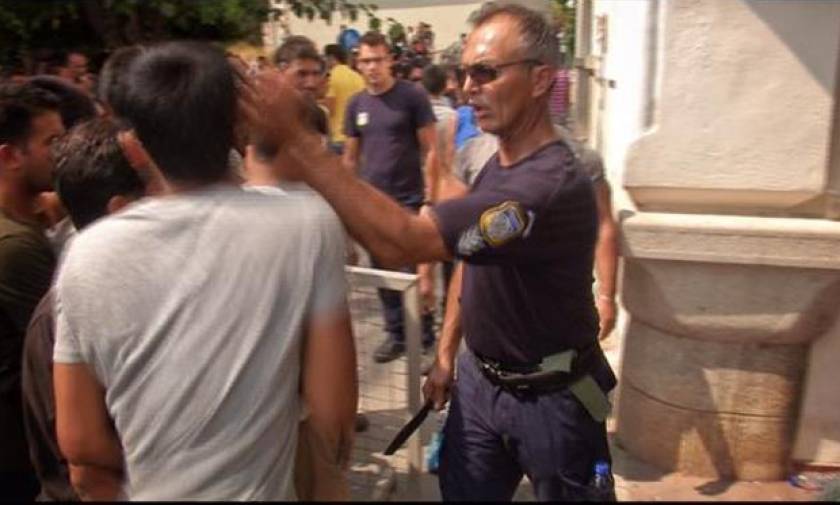 Ο αστυνομικός για το χαστούκι στον μετανάστη: «Τον χάιδεψα»