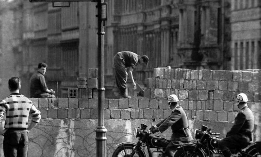 13/8/1961: Ξεκινά η ανέγερση του τείχους του Βερολίνου (pics)