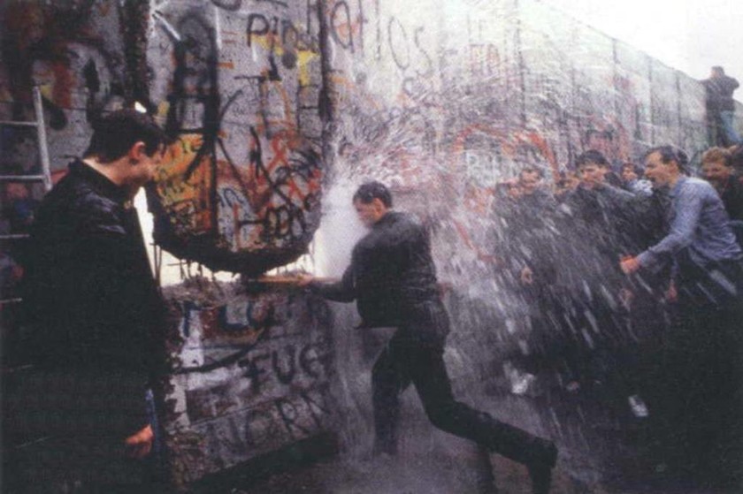 13/8/1961: Ξεκινά η ανέγερση του τείχους του Βερολίνου (pics)