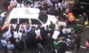 Βίντεο: Περαστικοί σήκωσαν ταξί με τα χέρια τους για να απεγκλωβίσουν 20χρονη!