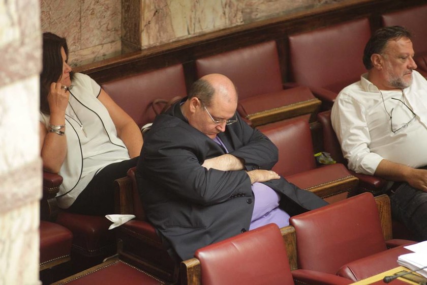 Βουλή: Ύπνε που παίρνεις τα παιδιά… (photos)