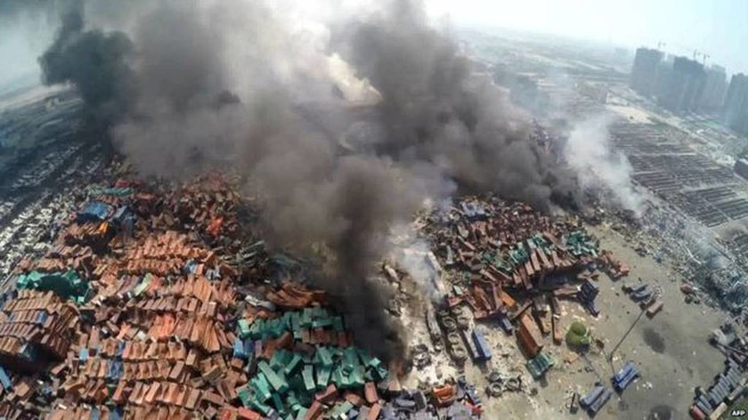 Κίνα: Εικόνες Αποκάλυψης στο σημείο των εκρήξεων - Ακόμα καίει η φωτιά (photos)