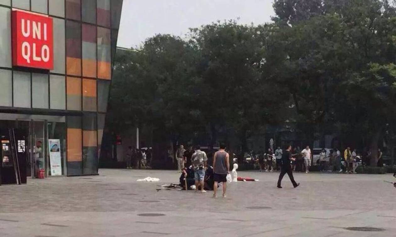 Σοκ στην Κίνα: Έσφαξε τη γυναίκα του με σπαθί έξω από εμπορικό! (σκληρές εικόνες + video)