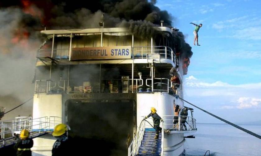 Εικόνες που κόβουν την ανάσα: Επιβάτες πηδούν από φλεγόμενο πλοίο (video+photos)