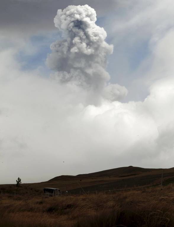 Σε κατάσταση εκτάκτου ανάγκης ο Ισημερινός: Ξύπνησε το ηφαίστειο Κοτοπάξι (photos)