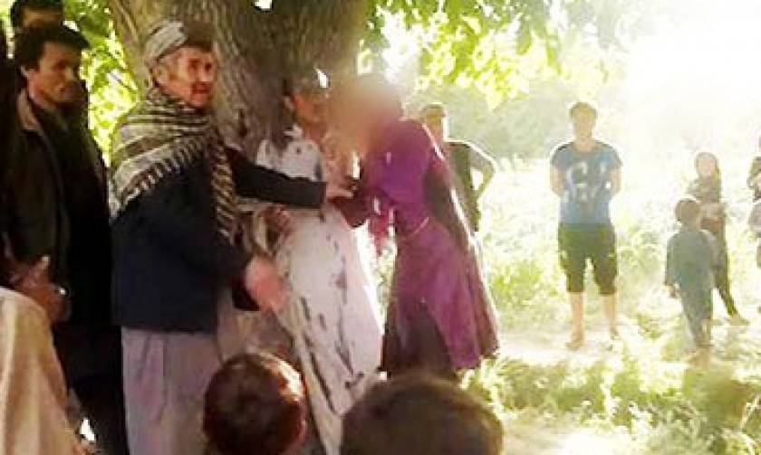 Αφγανιστάν: Άγριος ξυλοδαρμός πατέρα και κόρης μετά από υπόδειξη… μάντη! (video)