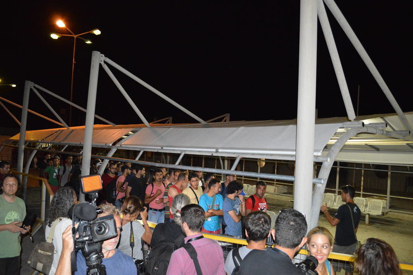 Οι πρώτοι πρόσφυγες επιβιβάστηκαν στο πλοίο «Ελ. Βενιζέλος» στην Κω (pics-vid)